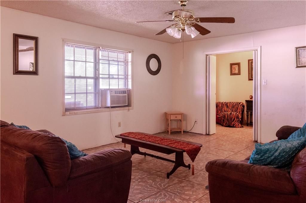 1009 W 18th St, Bryan, TX 77803